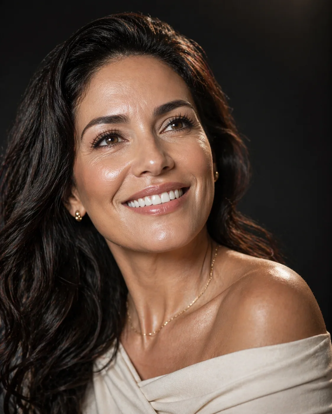 Mujer con piel luminosa — resultado Sculptra