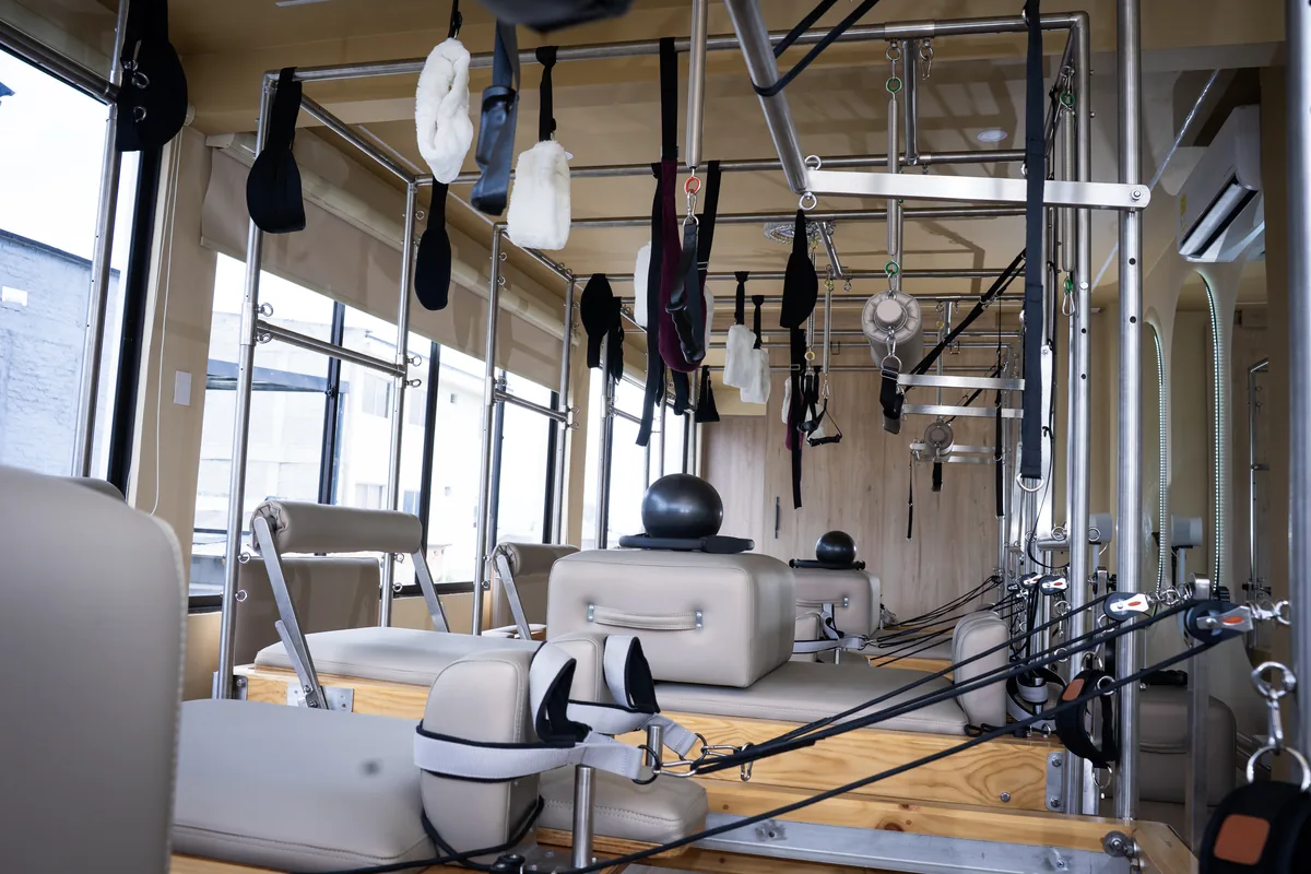 Interior de Xerneas Pilates Studio en Popayán con las máquinas Cadillac alineadas frente a los ventanales