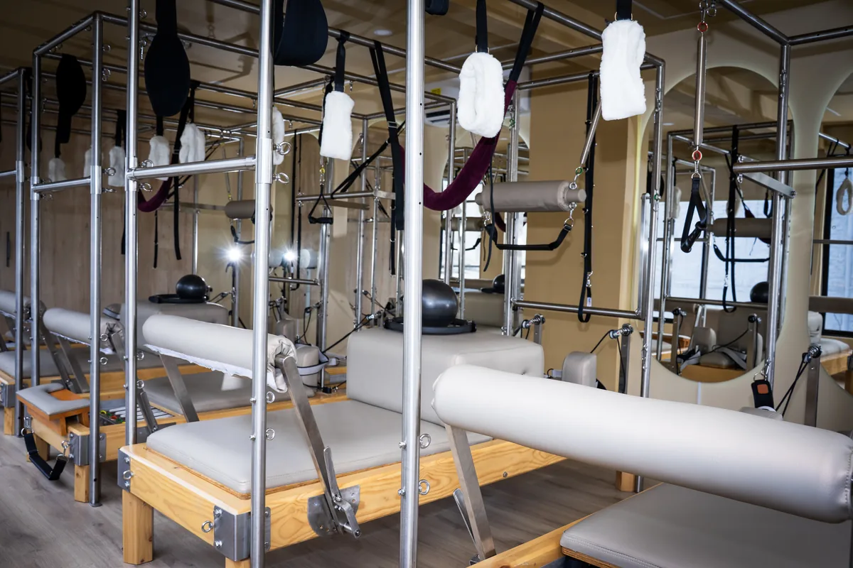 Sala de Xerneas Pilates Studio con las máquinas Cadillac frente a los ventanales del tercer piso