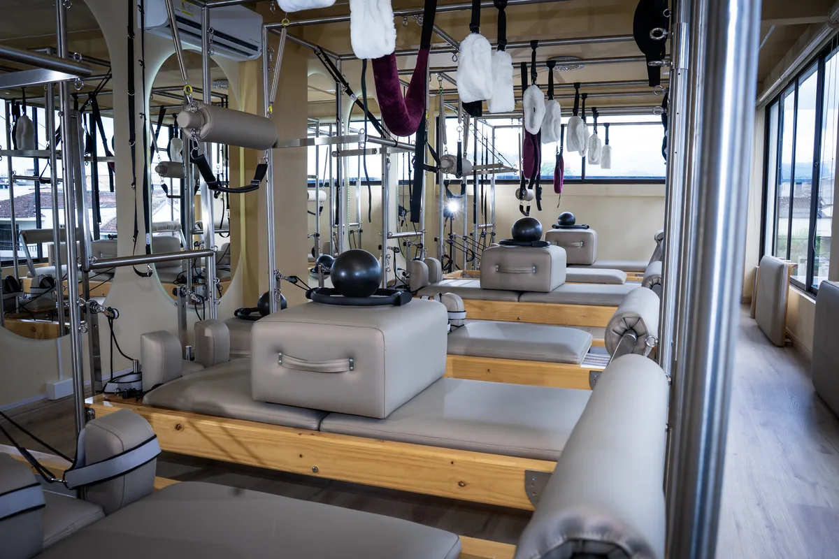Máquinas Reformer y Cadillac del estudio con luz natural del tercer piso